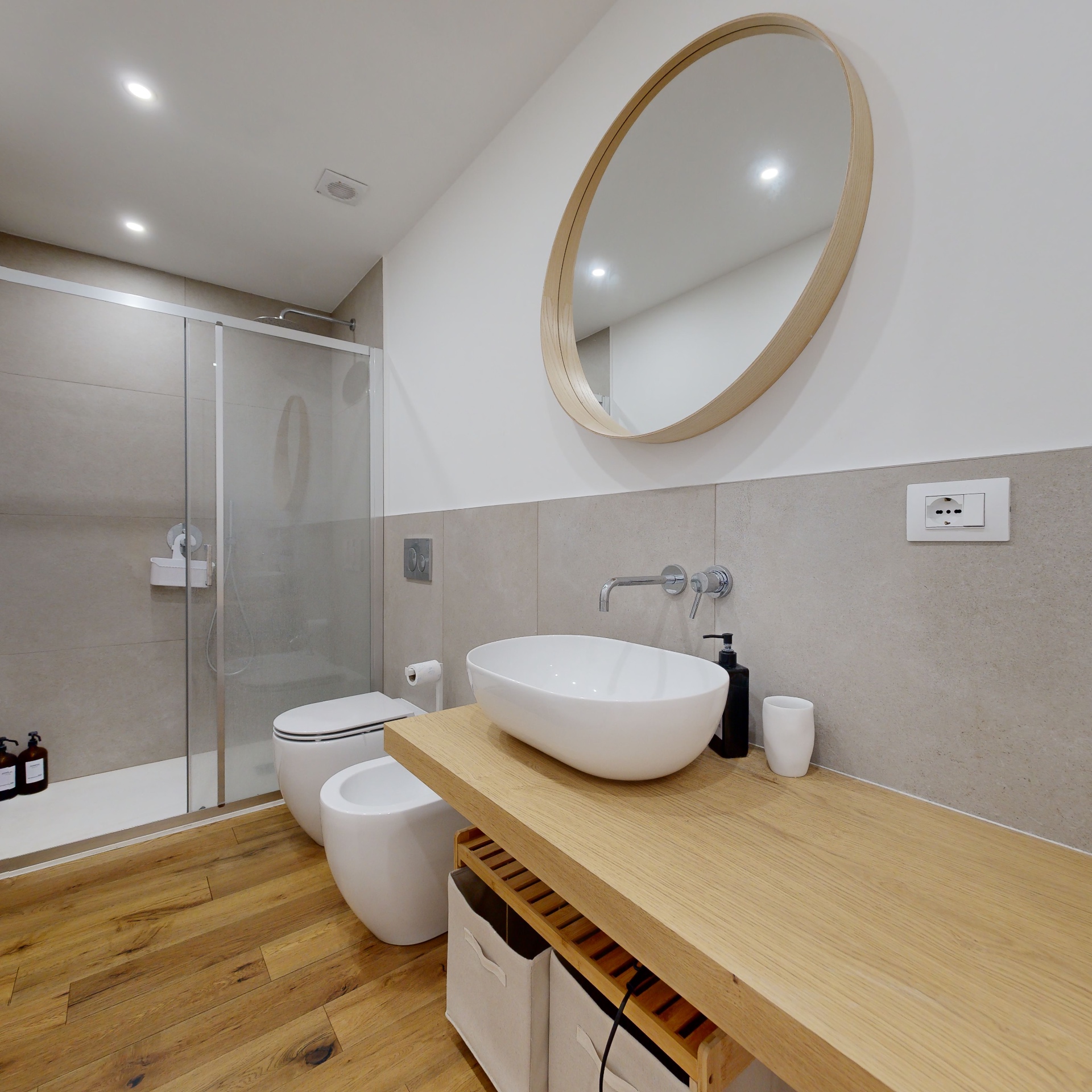 Bagno con specchio rotondo e doccia in vetro, Casa Ricciarelli Milano