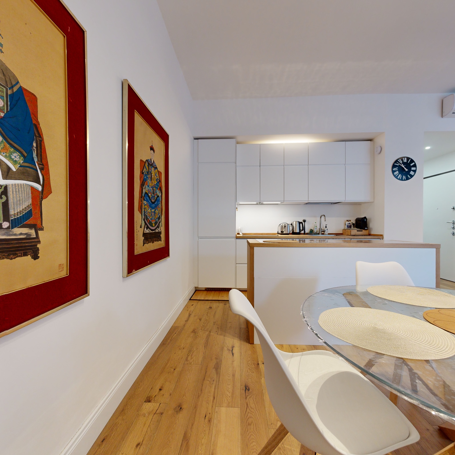 Cucina bianca con sala da pranzo e ritratti cinesi, Casa Ricciarelli Milano
