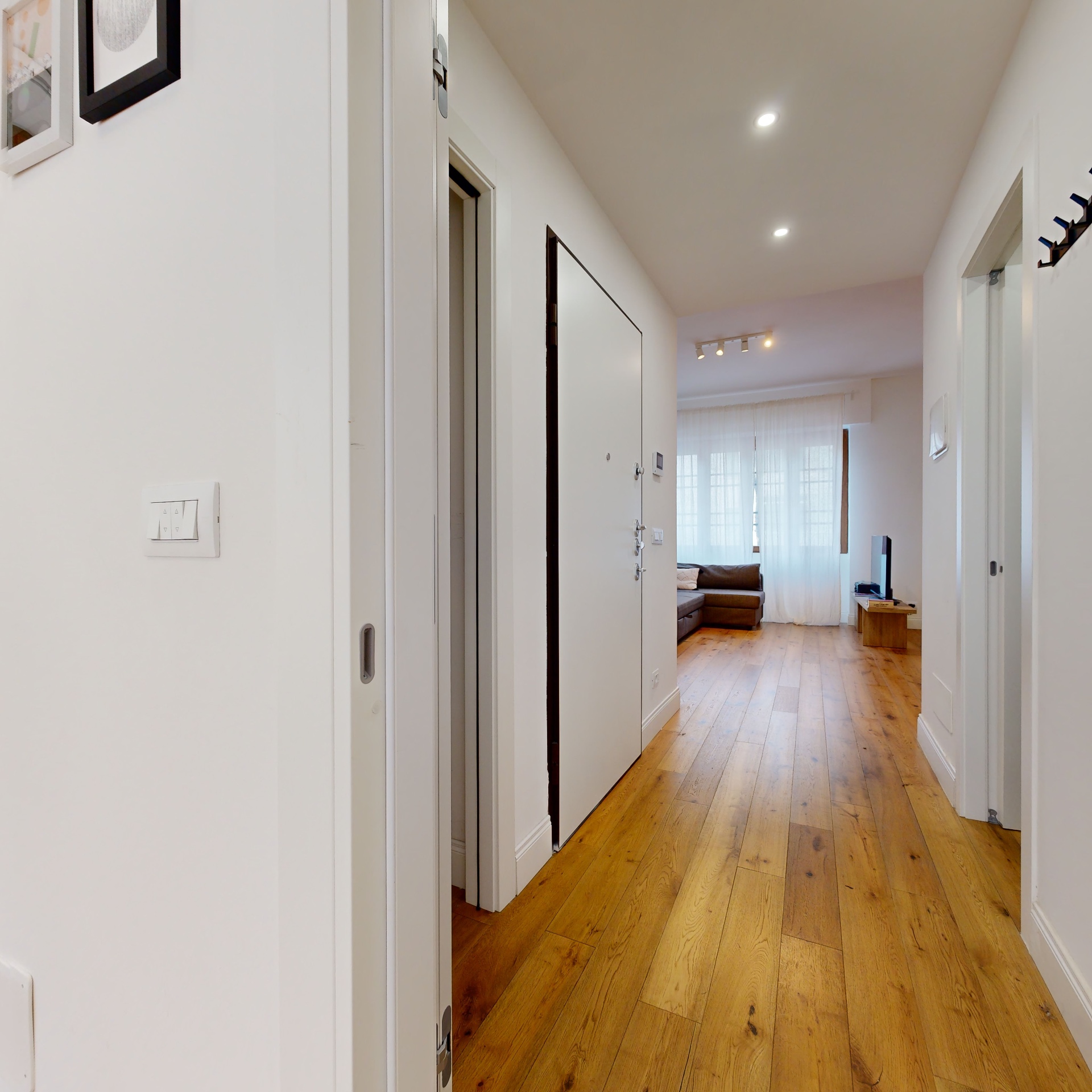 Corridoio con parquet che porta al soggiorno, Casa Ricciarelli Milano